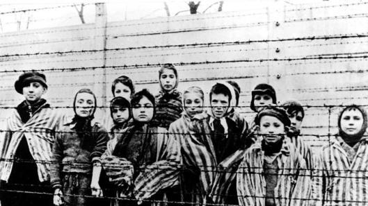 I bambini di Auschwitz fotografati dai soldati russi dopo la liberazione. Per i loro coetanei di oggi ricordare è anche un dovere civico (La Stampa)